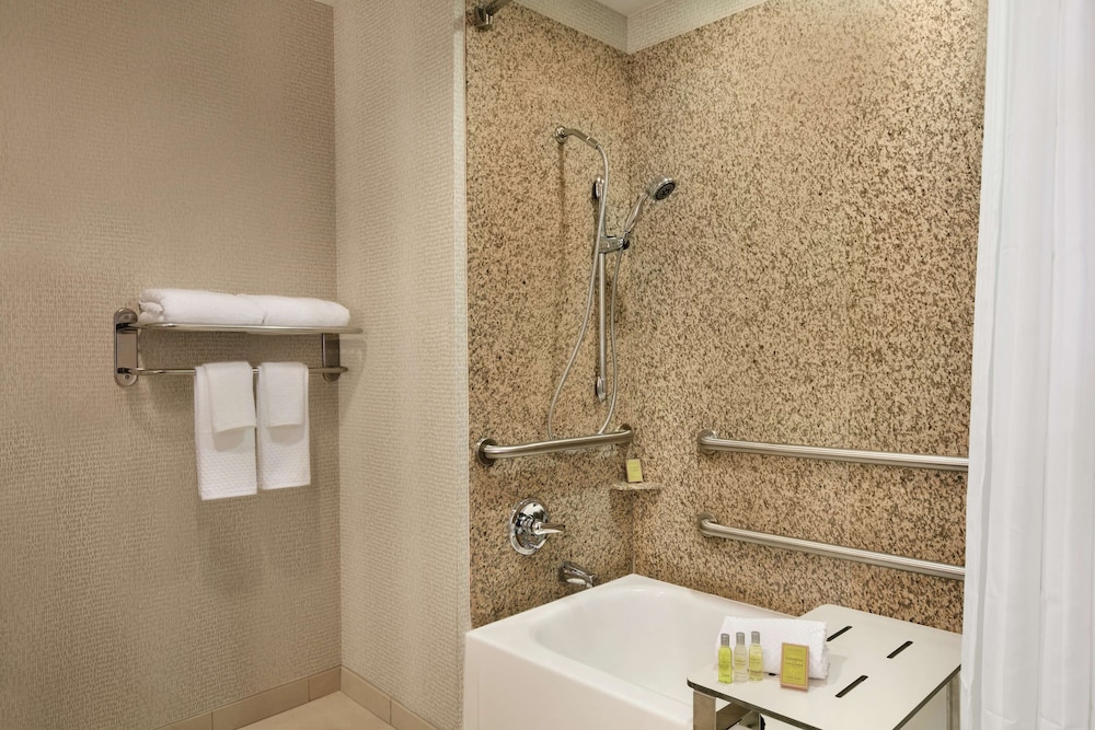 Room, 2 Queen Beds, Accessible, Bathtub - Photo 7