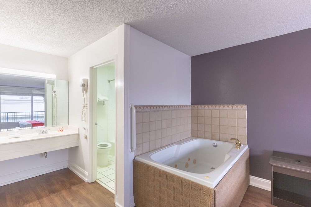 Premium Room, 1 King Bed, Jetted Tub photo 2