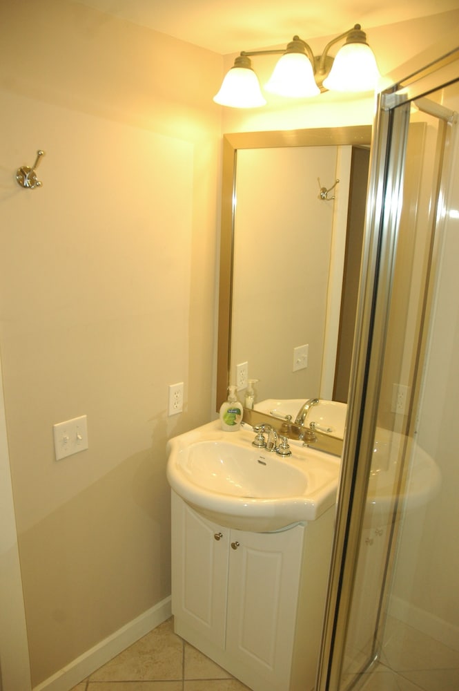 Basic Room, 1 Queen Bed (Lower Level)