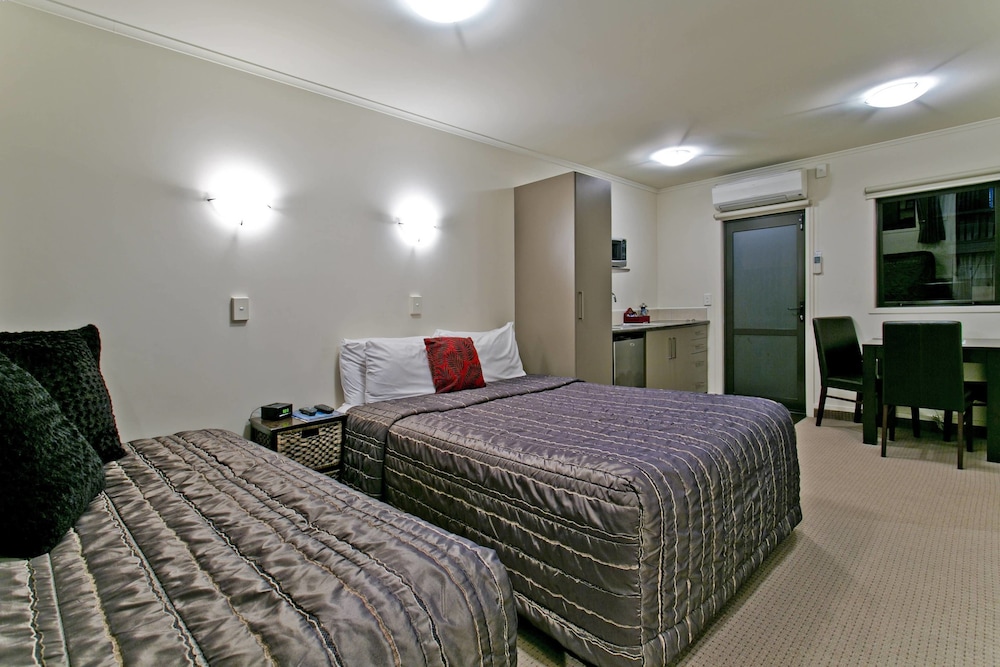 Superior Studio, Multiple Beds, Jetted Tub, Courtyard Area photo 1