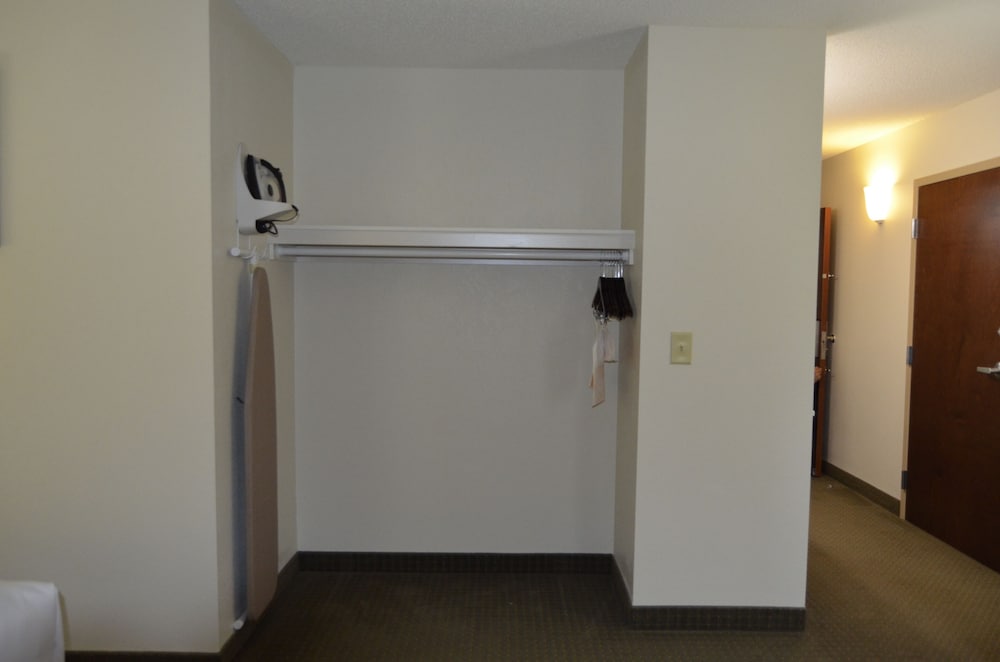 Standard Room, 1 King Bed, Non Smoking - Photo 11
