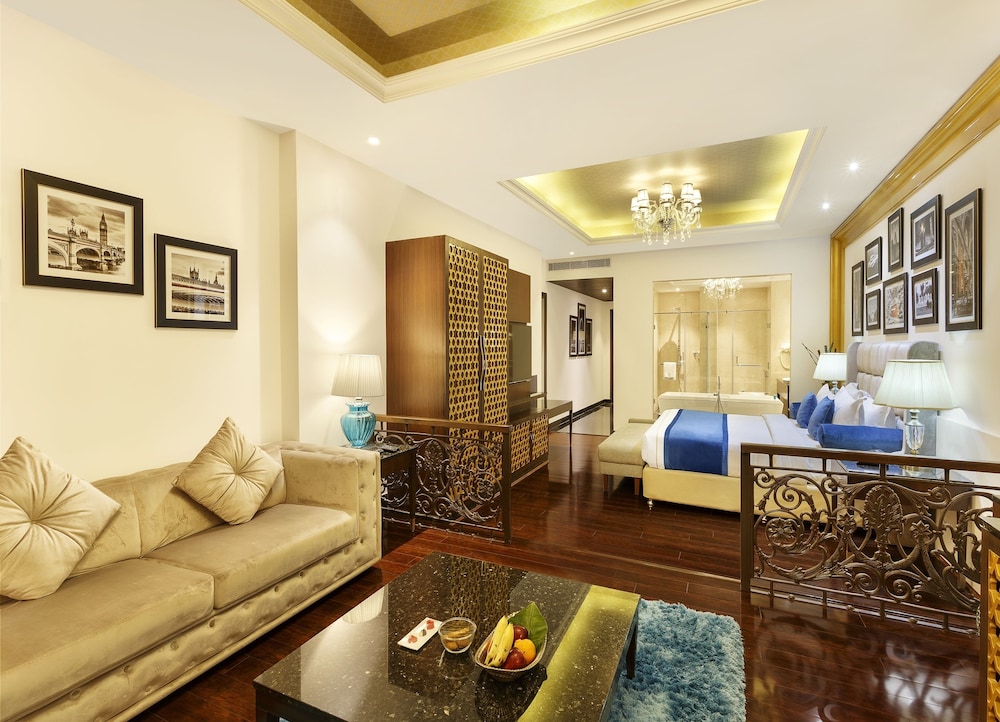 Executive Suite, 1 Double Bed with Sofa bed, Private Bathroom, City View - Photo 4