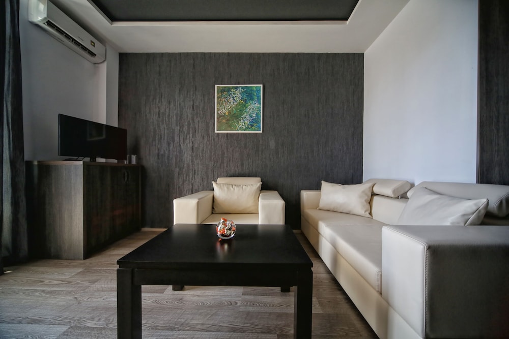 Suite, Balcony (202, 302)