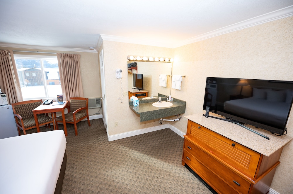 Superior Room, 1 King Bed, Refrigerator & Microwave, Mountain View photo 3