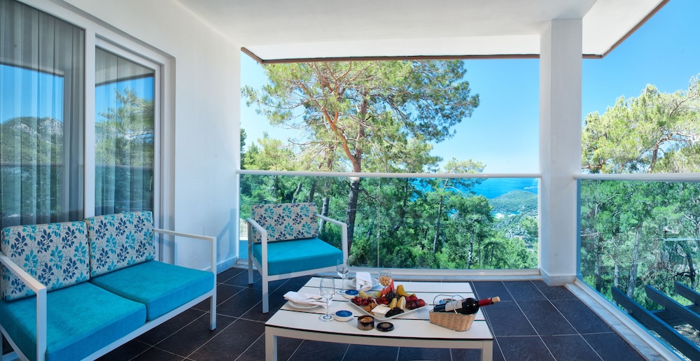 Standard Room, Partial Sea View thumbnail 6