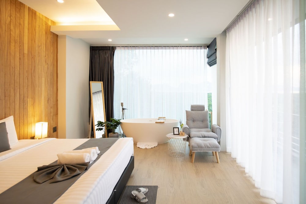 Deluxe Room, Bathtub, Poolside photo 1