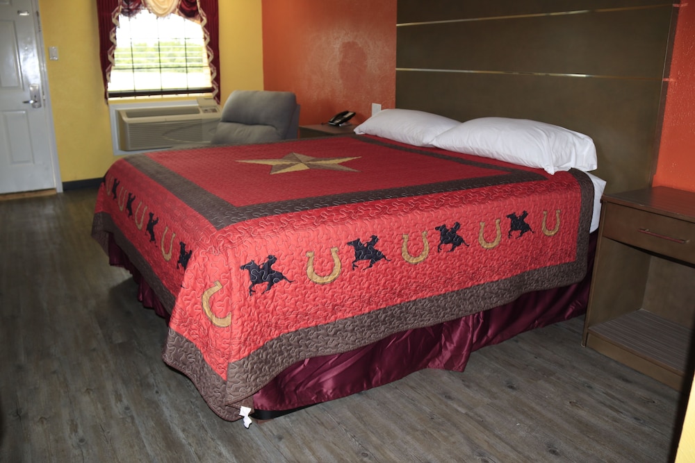 Standard Room, 1 King Bed, Non Smoking photo 3