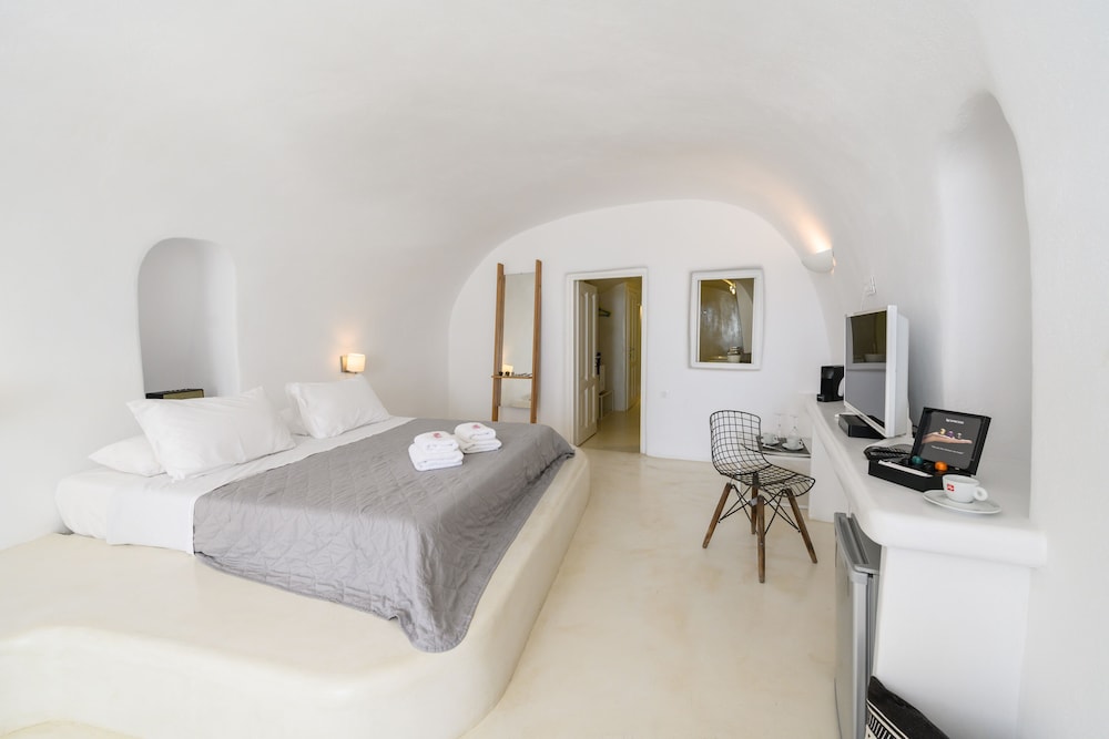 Aphrodite Suite with Outdoor heated Jacuzzi & Caldera View photo 1