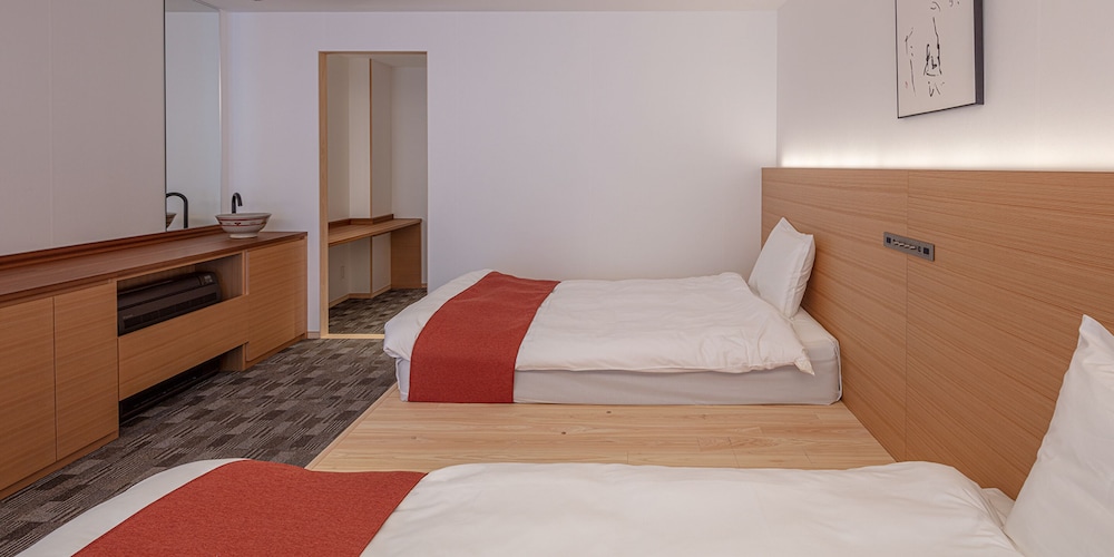 Twin Room, Lake View, Non Smoking thumbnail 5