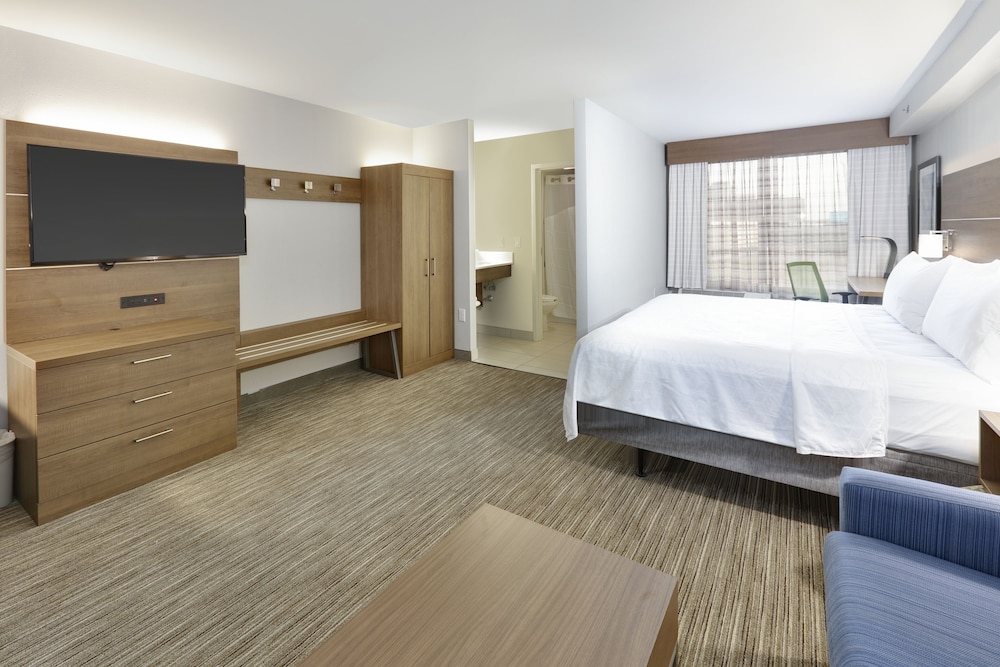Suite, 1 King Bed - Photo 3