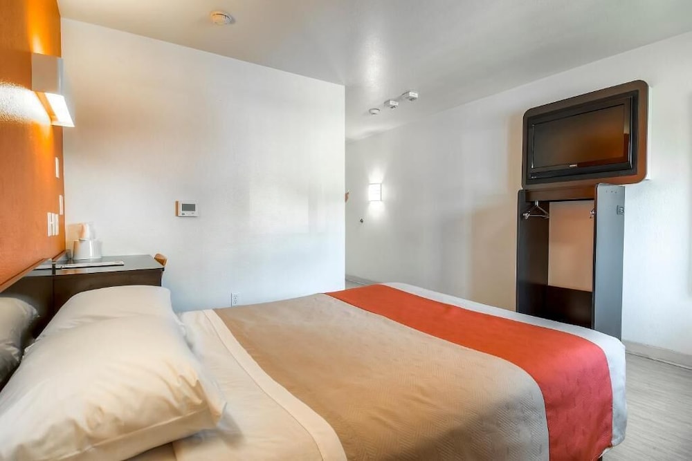 Deluxe Room, 1 Queen Bed, Accessible, Non Smoking - Photo 9