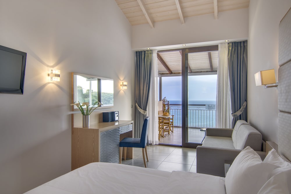 Superior Double Room with Balcony and Sea View - Photo 11