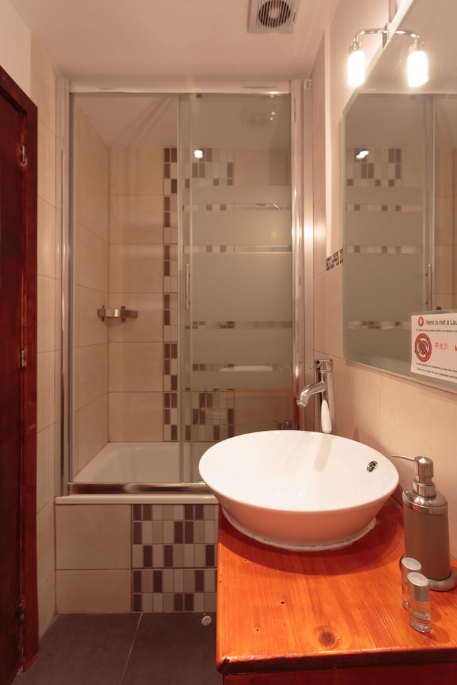 Single Room, Shared Bathroom (Marr R5) photo 2