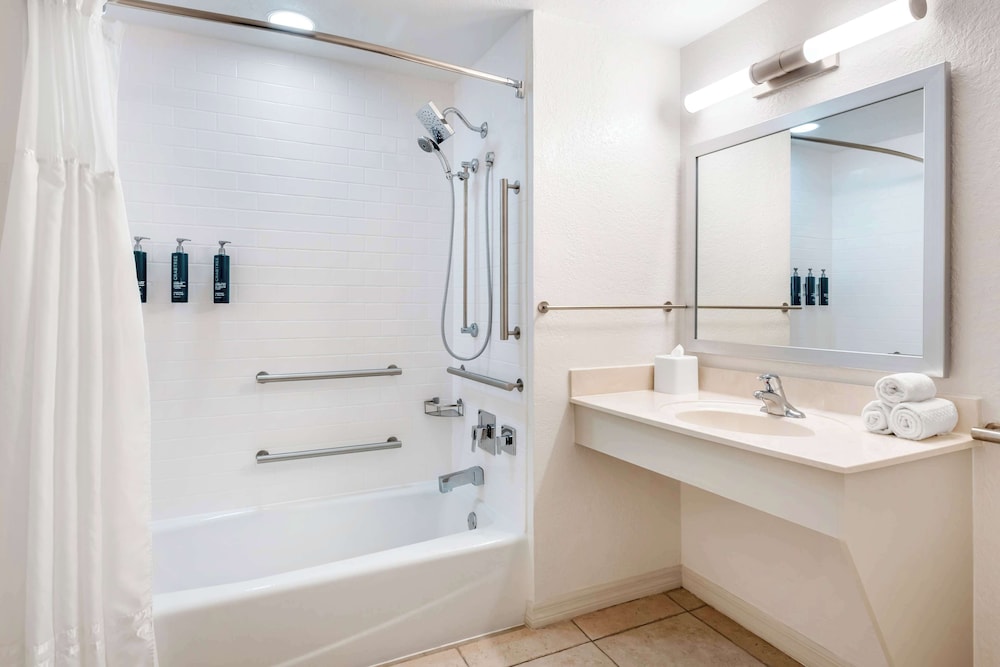 1 Bedroom King Suite with Balcony and Sofabed photo 2