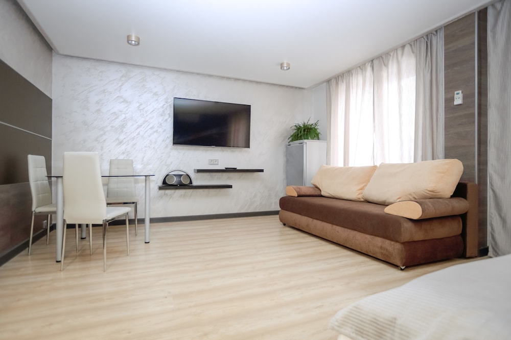 Deluxe Suite, 1 King Bed, Refrigerator & Microwave photo 1