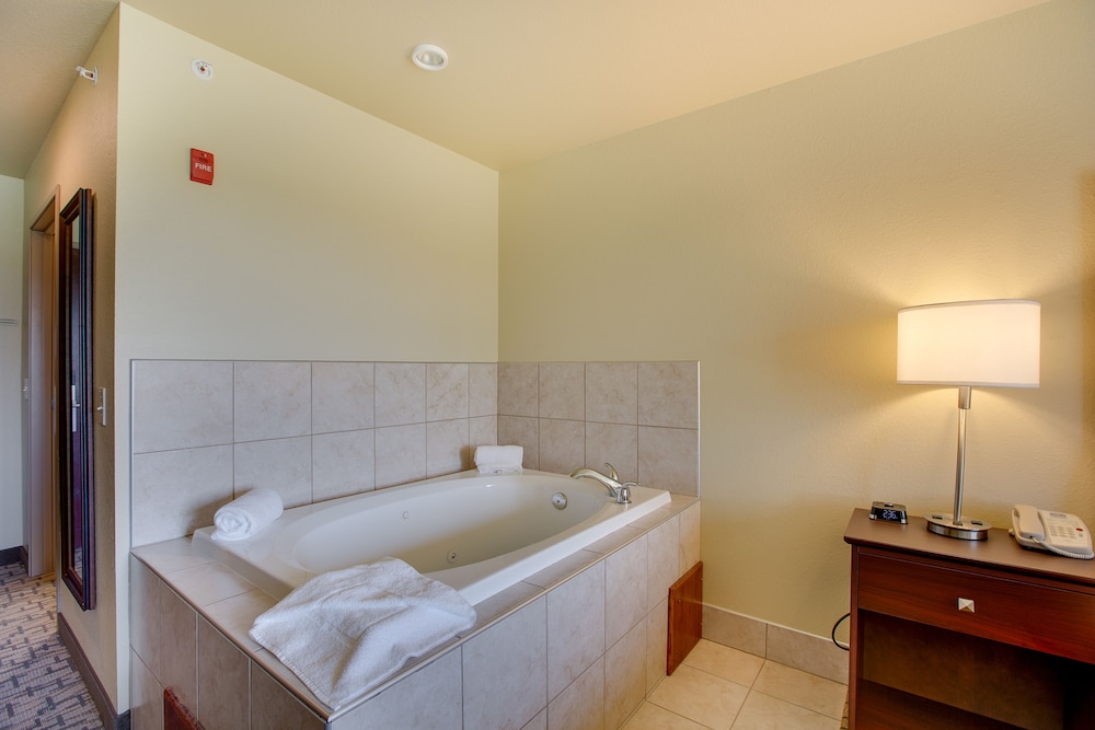 Suite, 1 King Bed with Whirlpool, Non Smoking - Photo 5