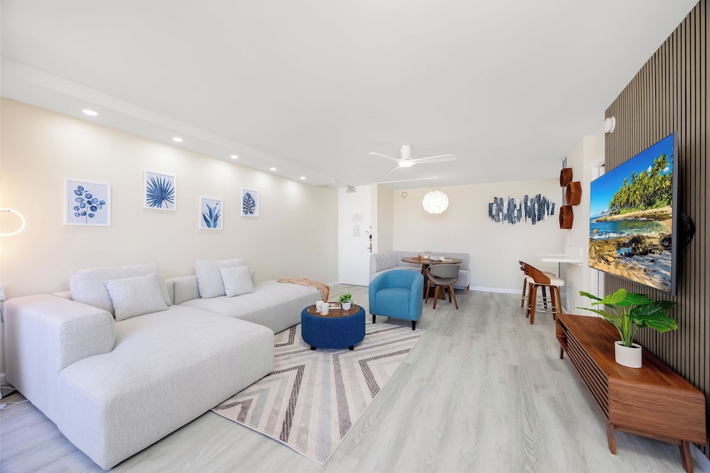 Premium Remodeled Condo with Ocean View and Parking: Premium Suite, 1 King Bed, Air conditioning, Ocean View (0194) photo