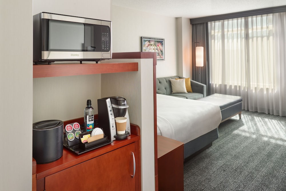 Executive Room, 1 King Bed with Sofa bed photo 2