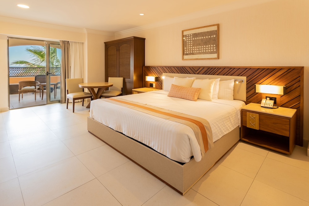 Deluxe Room, Balcony, Oceanfront - Photo 6
