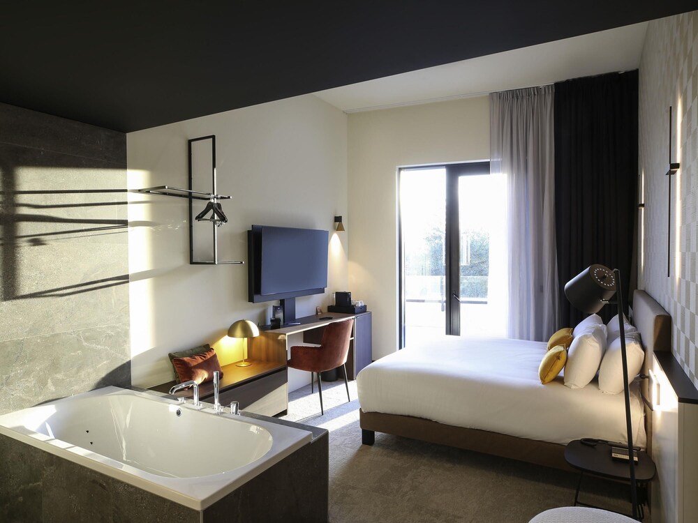 Junior Suite, 1 King Bed, Bathtub, River View - Photo 1