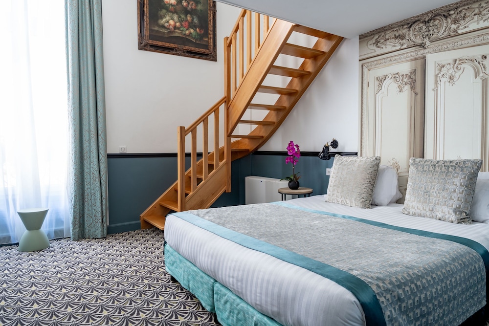 Duplex - Complimentary soft minibar, courtesy tray, Chromecast  and digital press photo 2