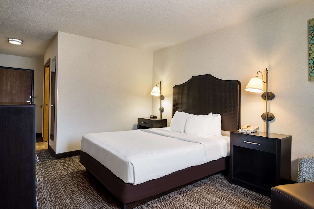 Standard Room, 1 Queen Bed, Accessible, Bathtub - Photo 4