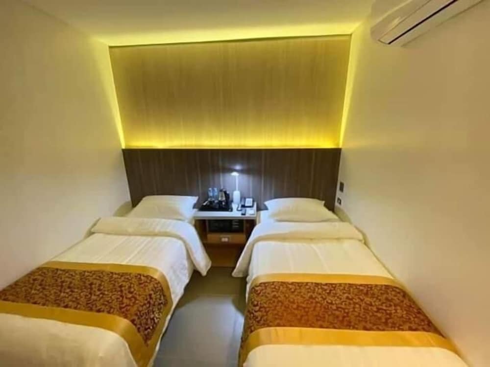Standard Twin Room - Photo 8