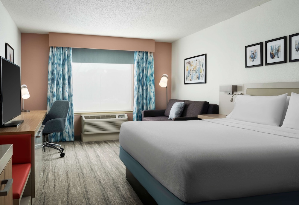 1 King Bed w/Sofabed and Walk-In Shower - Photo 3