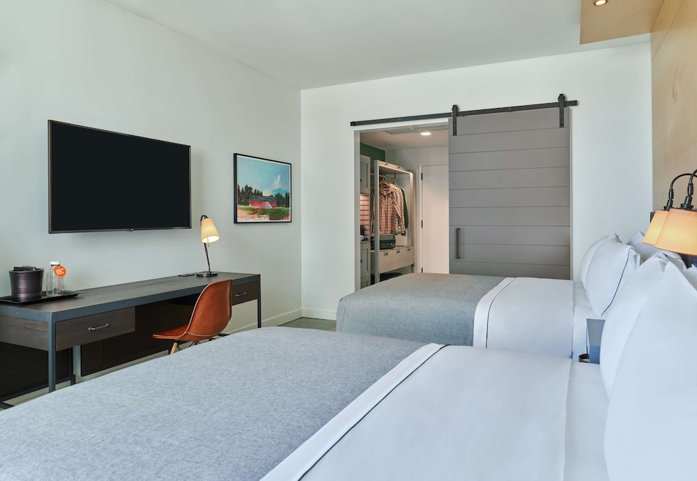 Deluxe Room, 2 Queen Beds, Accessible (Hearing)