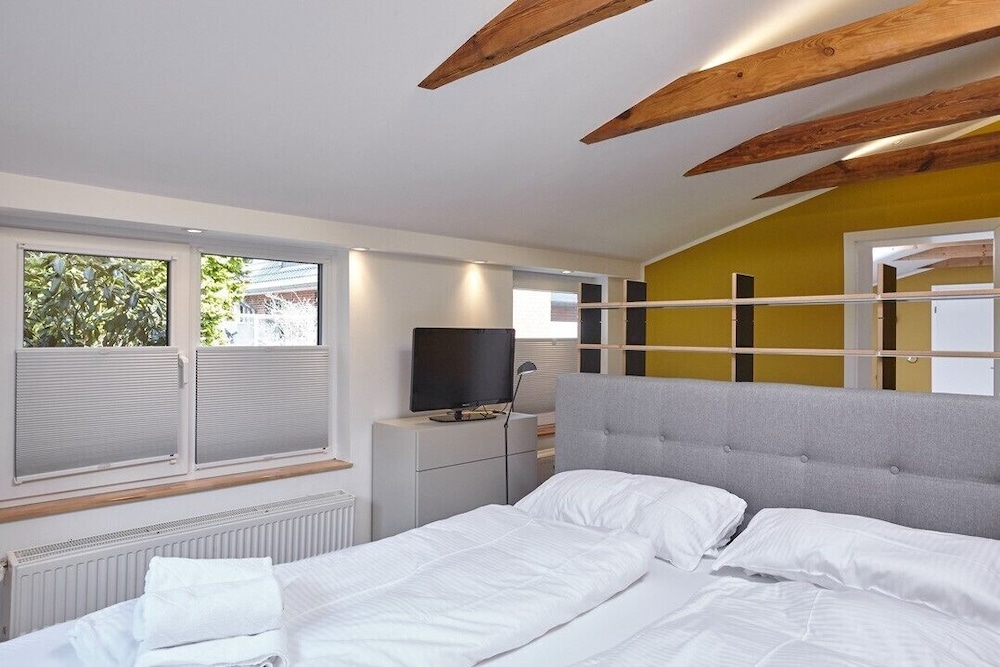 House (B) photo 1
