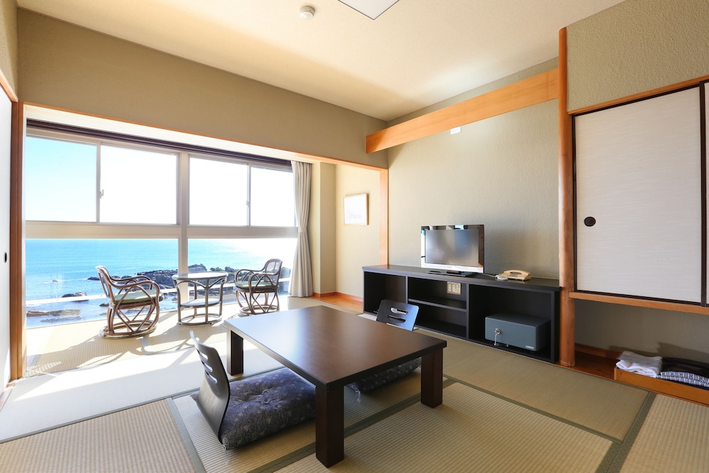 Top Floor Japanese-Style Quadruple Room, Private Bathroom, Ocean View photo 1