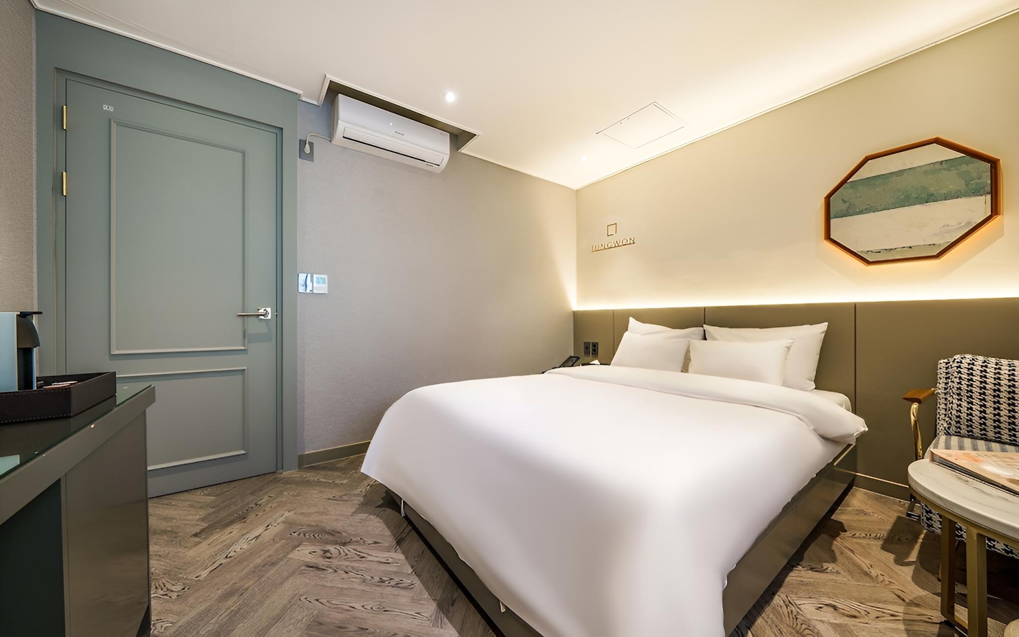 Room (Standard (65 large TV Netflix Samsung) - Photo 14