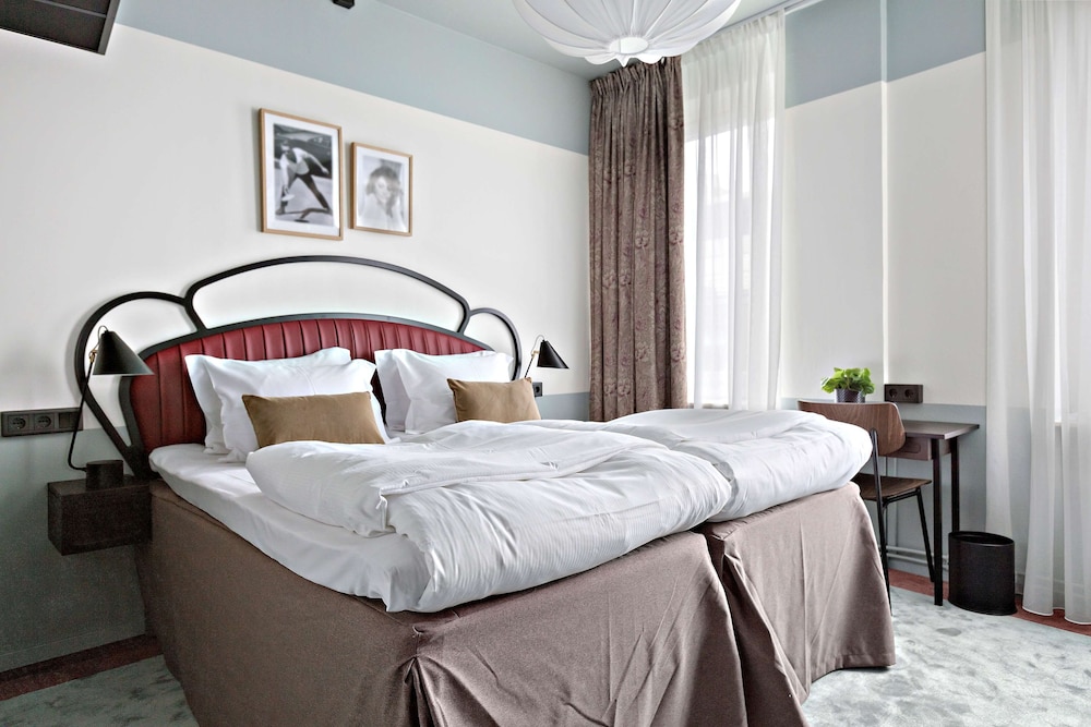 Standard Room, 1 King Bed, Non Smoking, Kitchenette (Dining Table) - Photo 2