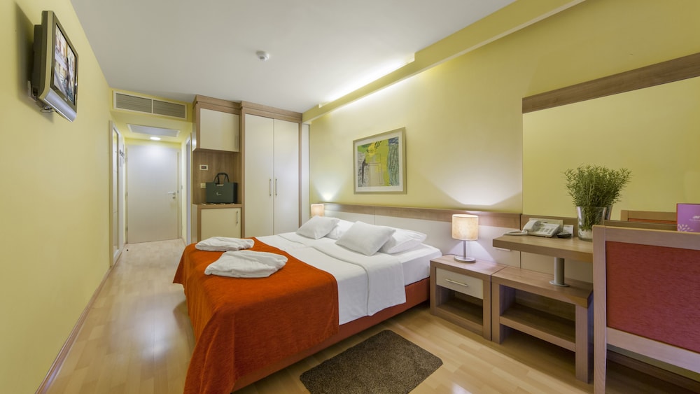 Standard Double/Twin Room with Balcony - Photo 4