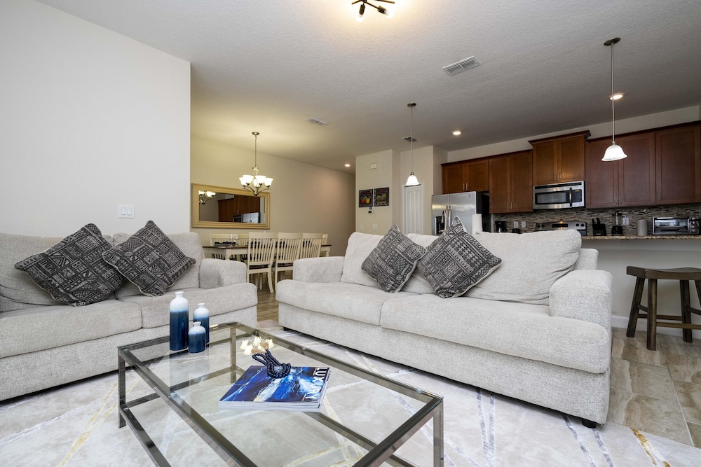 Beautiful 4BR 3BA Home w Pool at Storey Lake, Foto 53