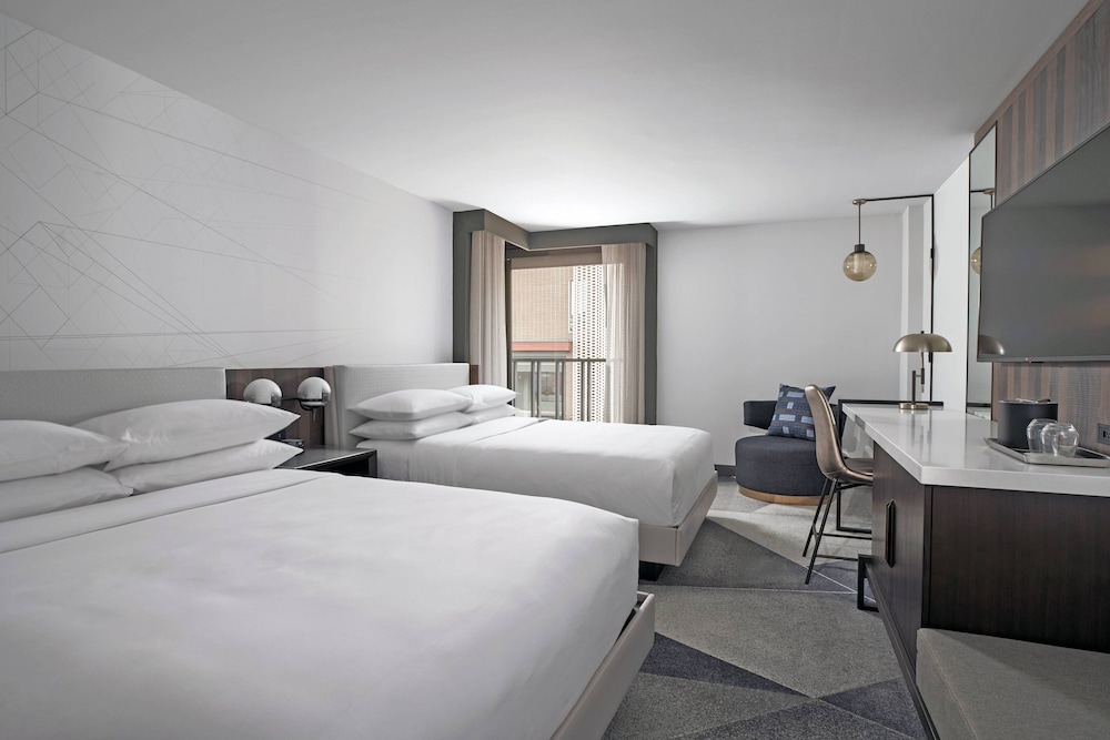 Club Room, 2 Queen Beds (Mobility/Hearing Access, Roll-In Shwr) - Photo 3