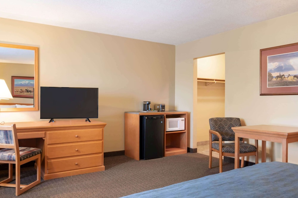 Room, 1 King Bed, Non Smoking - Photo 4
