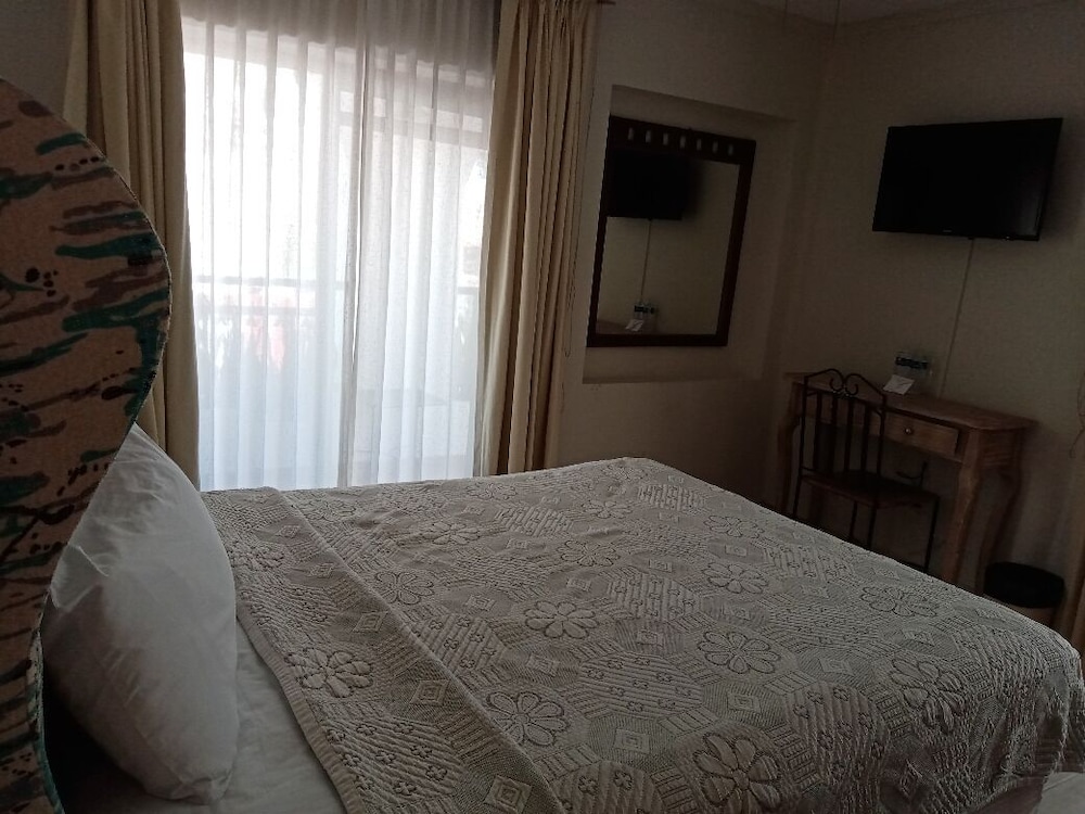 Standard Room, 1 Queen Bed photo 3
