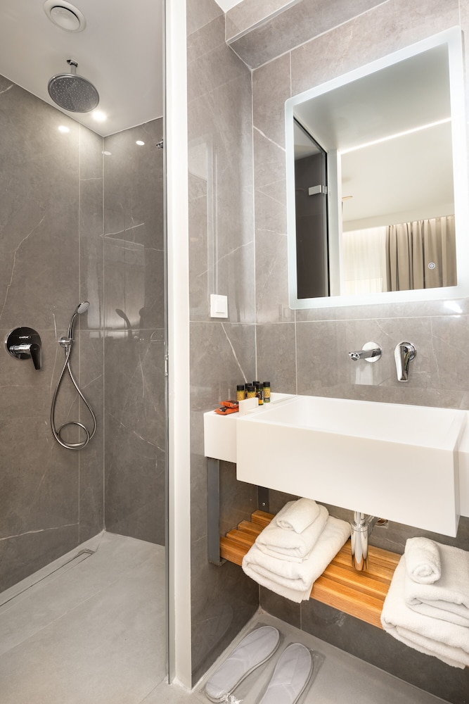Standard Double or Twin Room photo 3