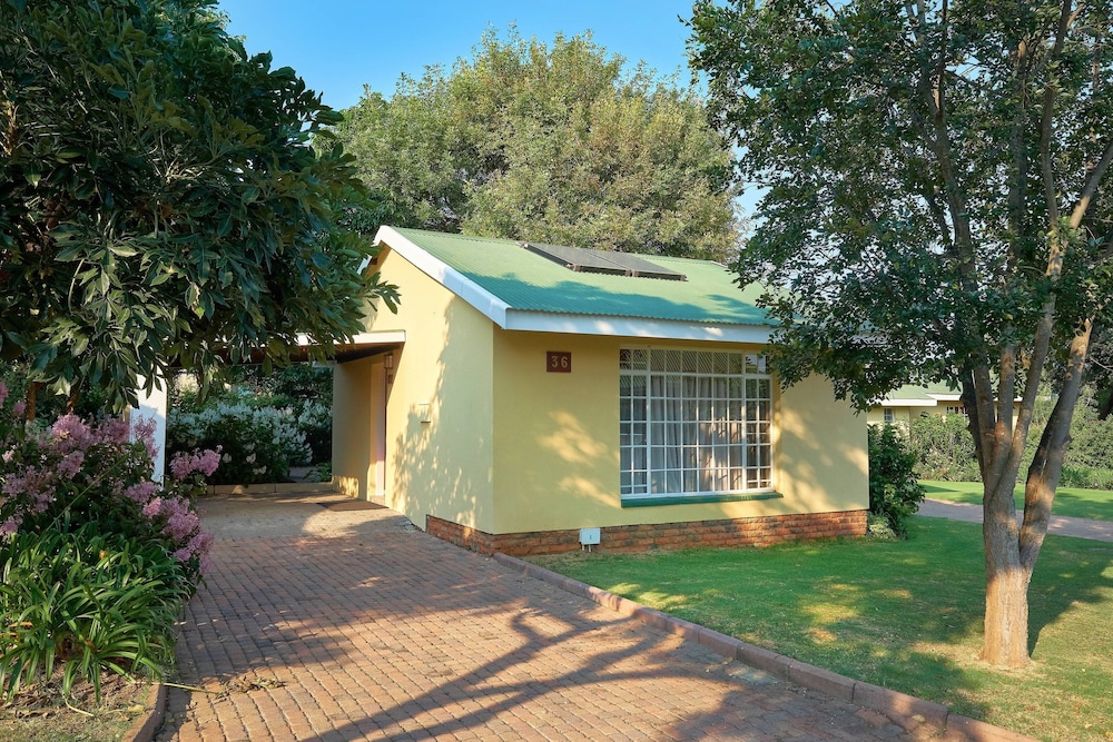 Room, 2 Double Beds, Garden View - Photo 13