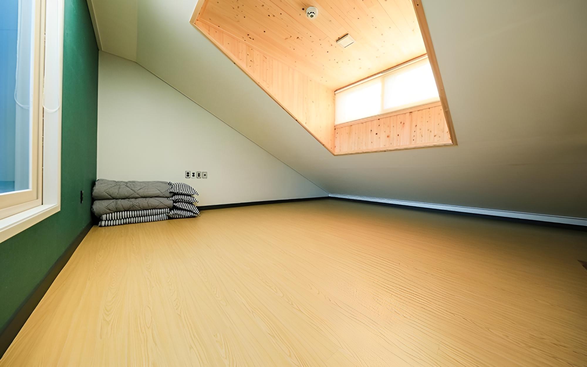 Room (Room 303 (duplex)) - Photo 1