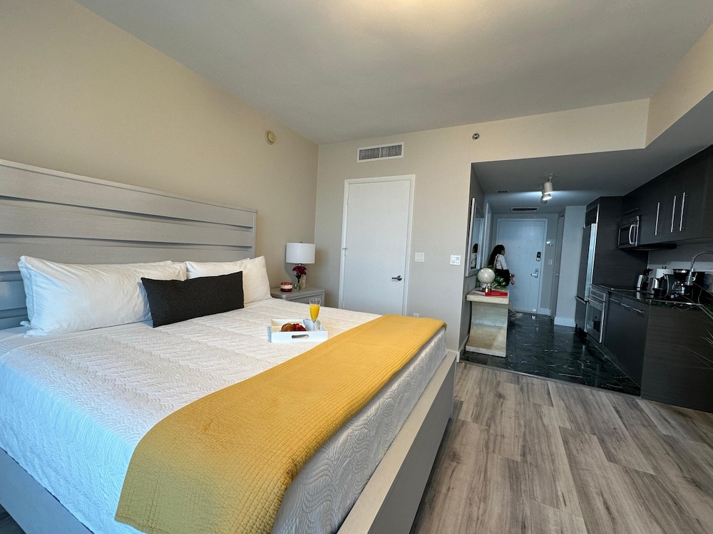 Business Studio Suite, 1 Queen, Balcony, City/River ViewÂ 4405