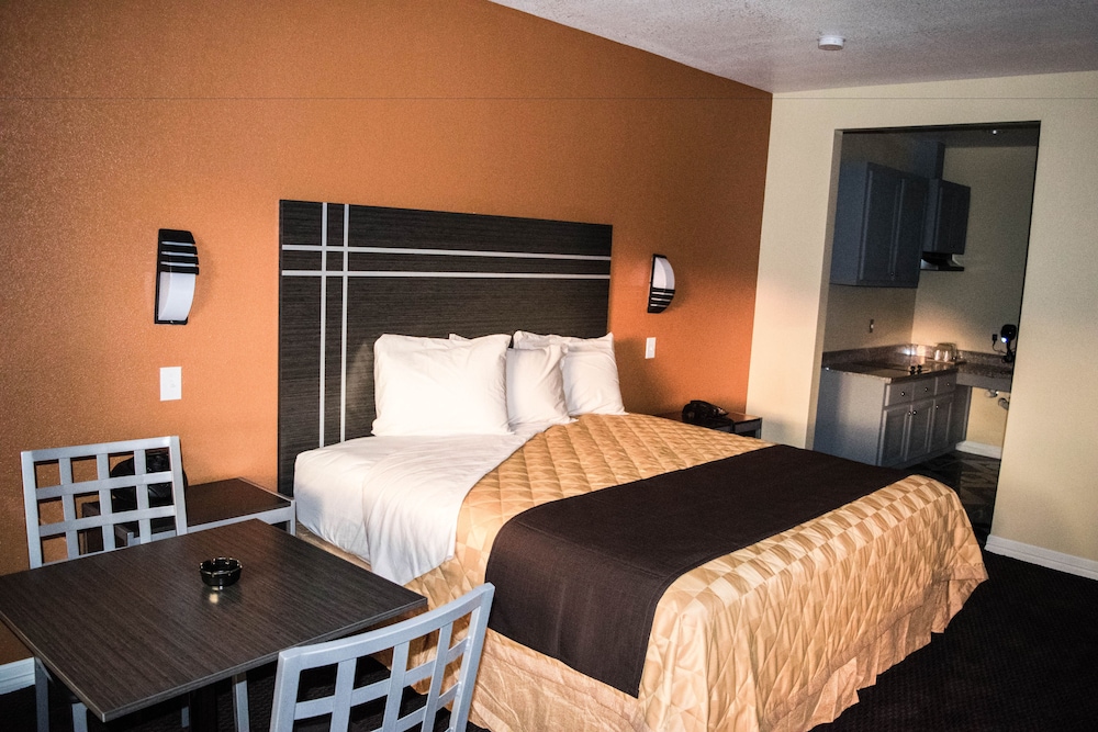 Standard Suite, 1 King Bed, Non Smoking, Refrigerator & Microwave