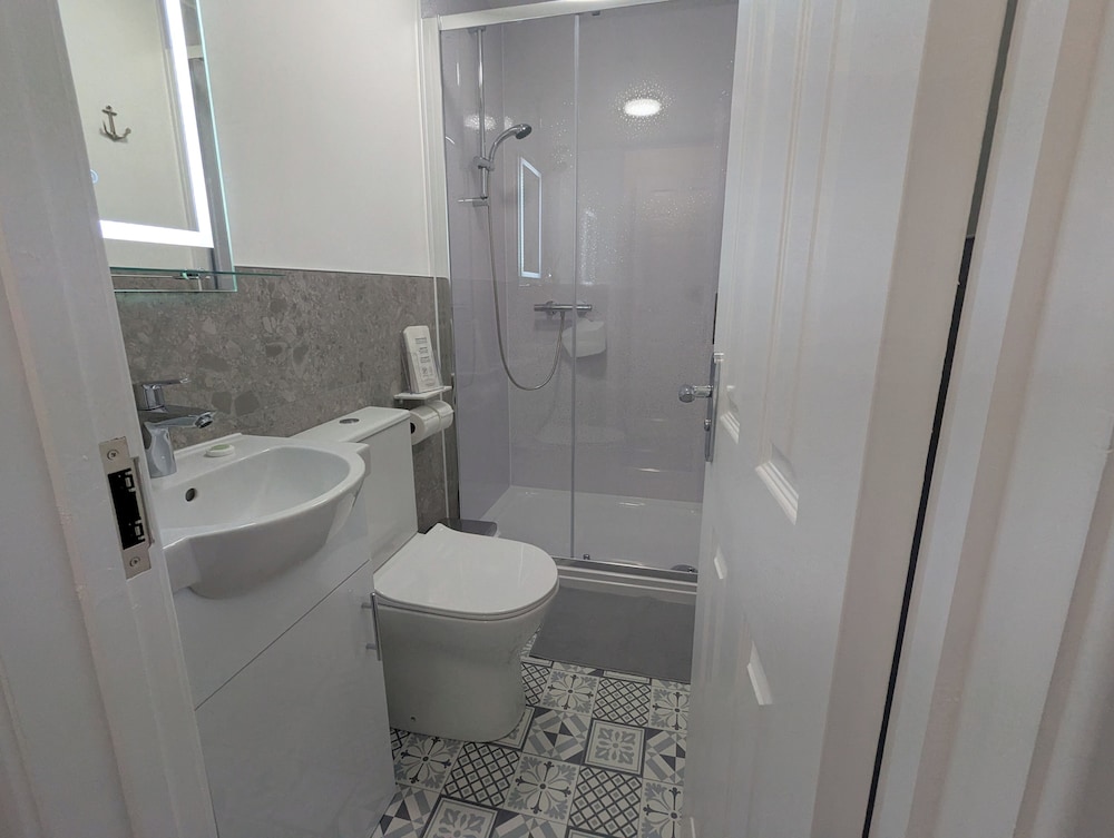 Attic Triple, Sea View - Photo 9