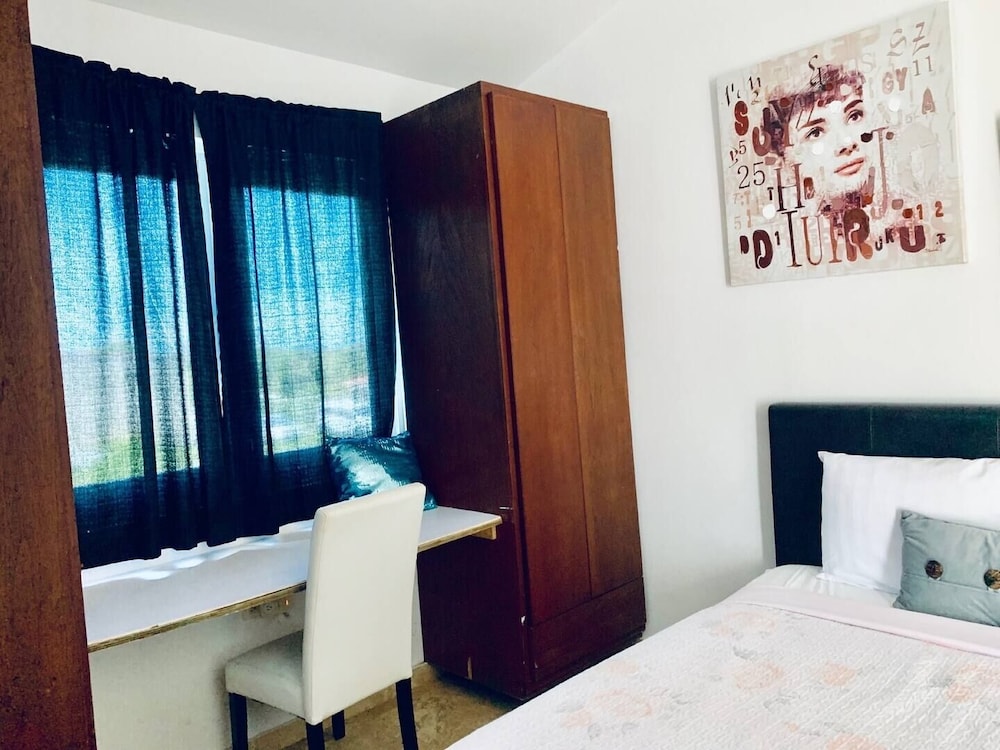 MwPi 201 Deluxe Balcony Suite with 1 Full Size Bed Second Floor photo 2
