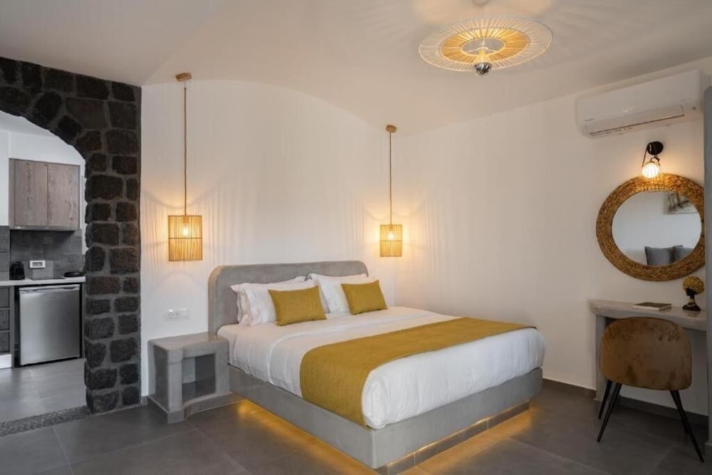 Essential Suite with Balcony& Hot Tub - Photo 6