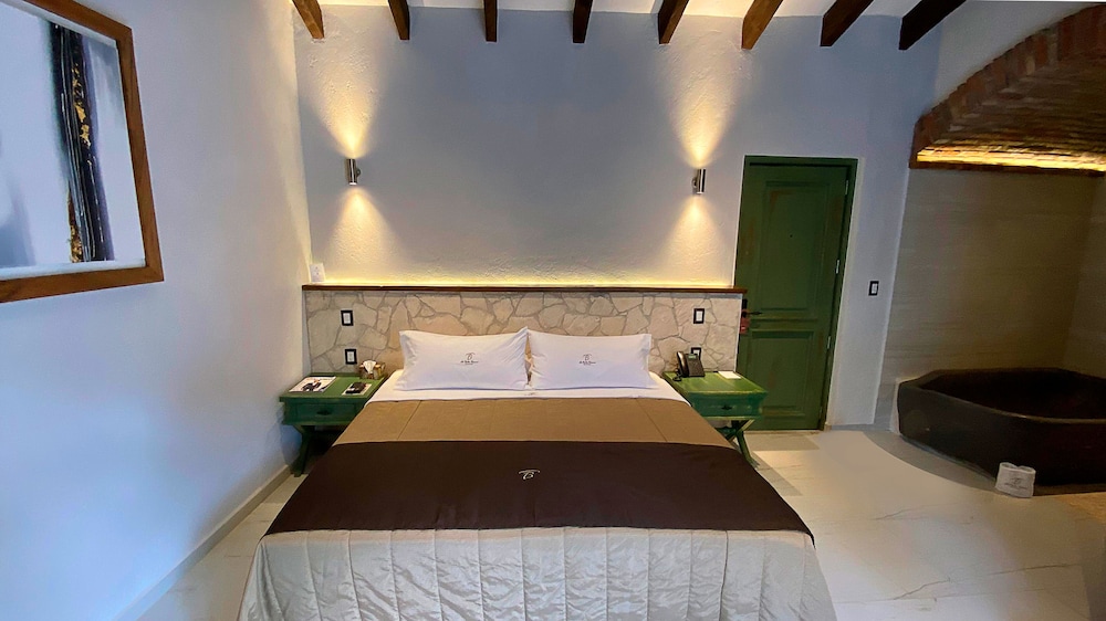 Deluxe Studio Suite, 1 King Bed, Balcony, Resort View photo 3