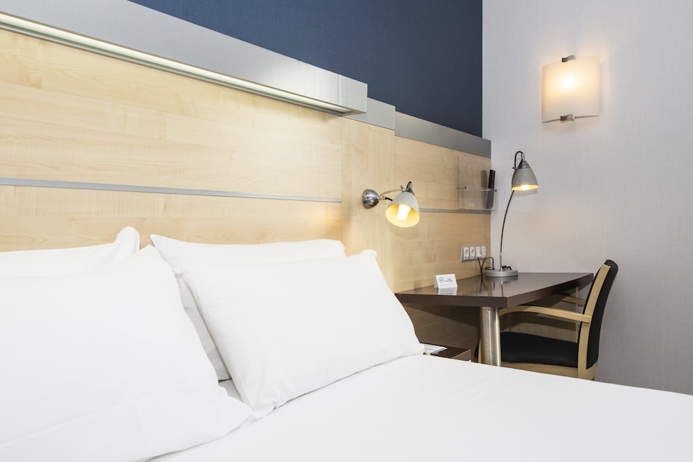 Standard Room, 1 Queen Bed (Free Breakfast) - Photo 3