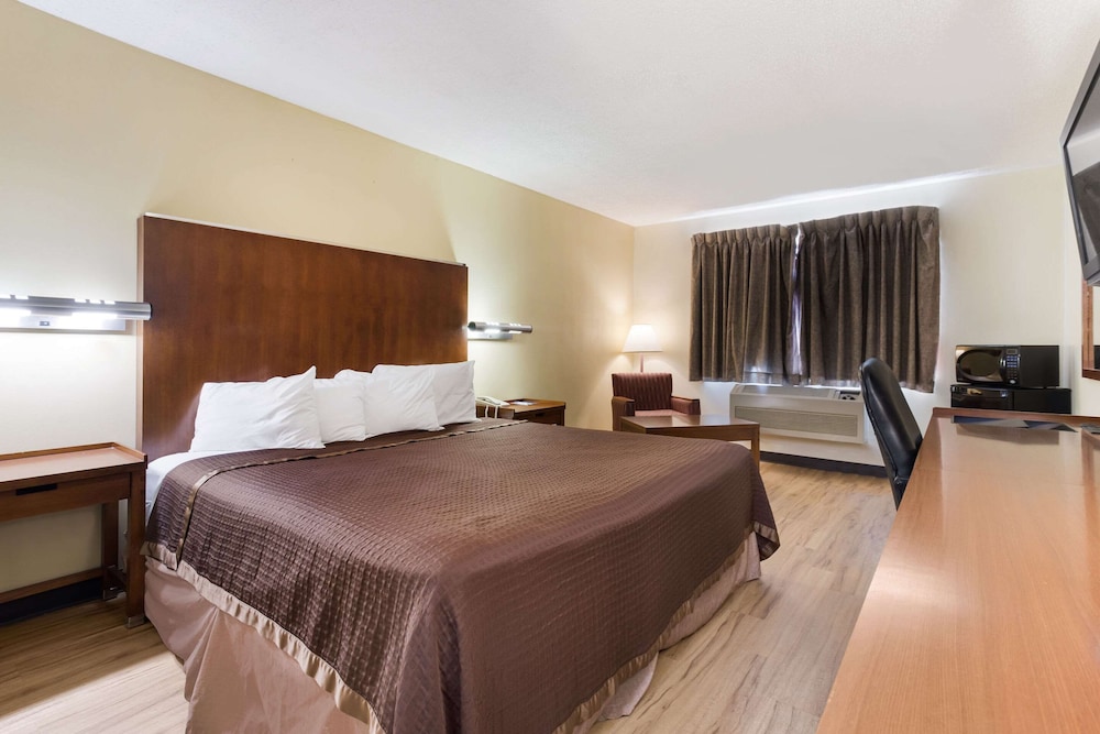 Standard Room, 1 King Bed, Non Smoking - Photo 4