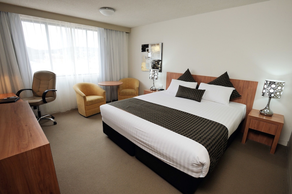 Deluxe Room, 1 King Bed, Non Smoking, Bathtub - Photo 3